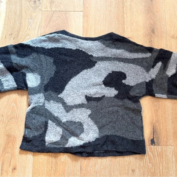 NWOT Margaret O'Leary Black & Gray Sweater, with Gathered Sleeves, Size XS